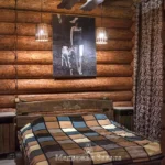 Дубовая кровать для двоих в номере Family Room 40